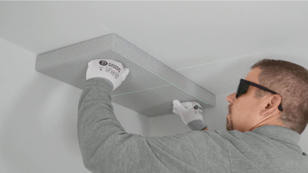 Die Akustikplatten StoSilent Board R 400 werden mit StoColl HT direkt auf den vorbereiteten Untergrund aufgeklebt.