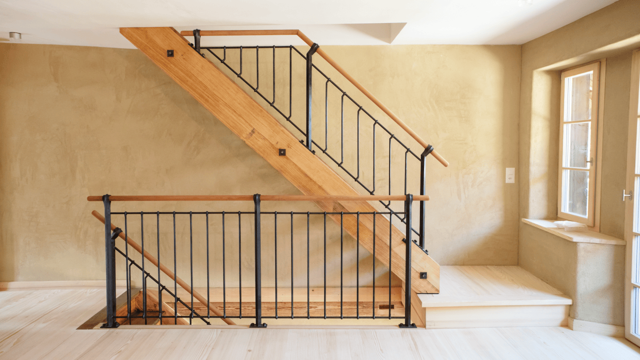 Treppe und Wohnraum mit Struktur im Putz (Bild: Lea Waser)