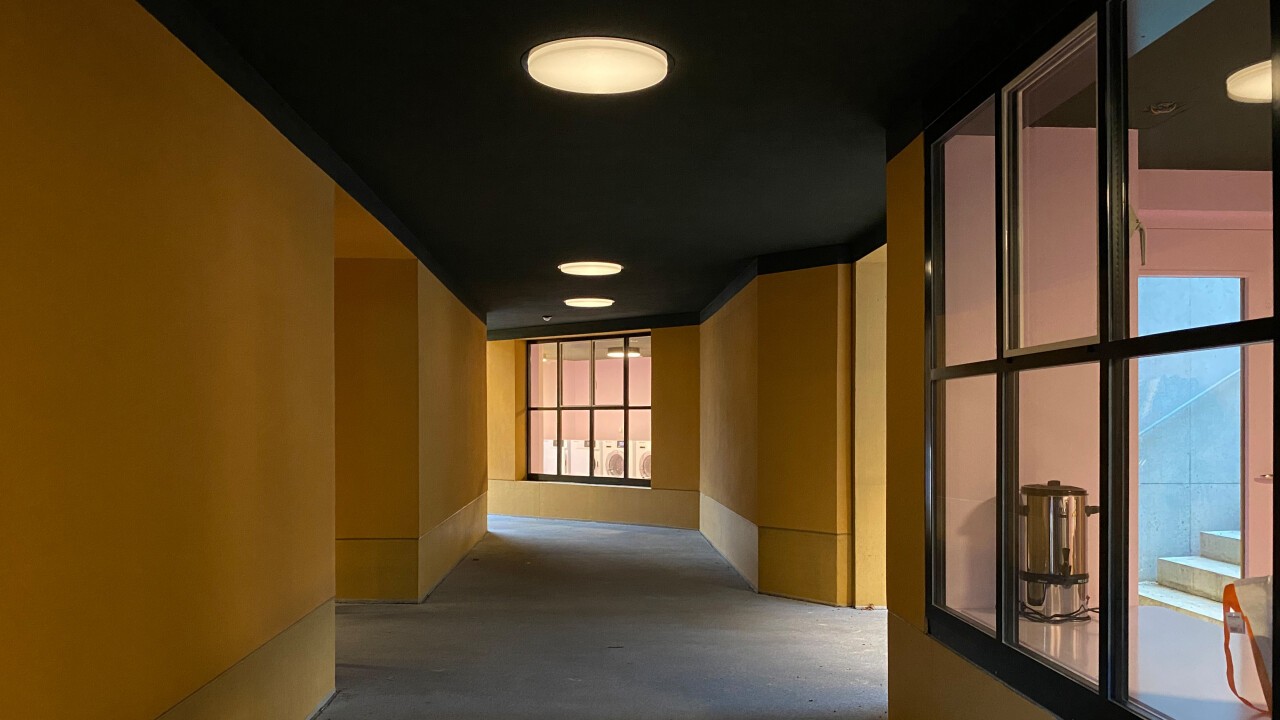 Durchgang von Hof zu Hof – mit Waschküchen in pastell Farbtönen. (Bild: Knakpiewicz & Fickert Architeken)