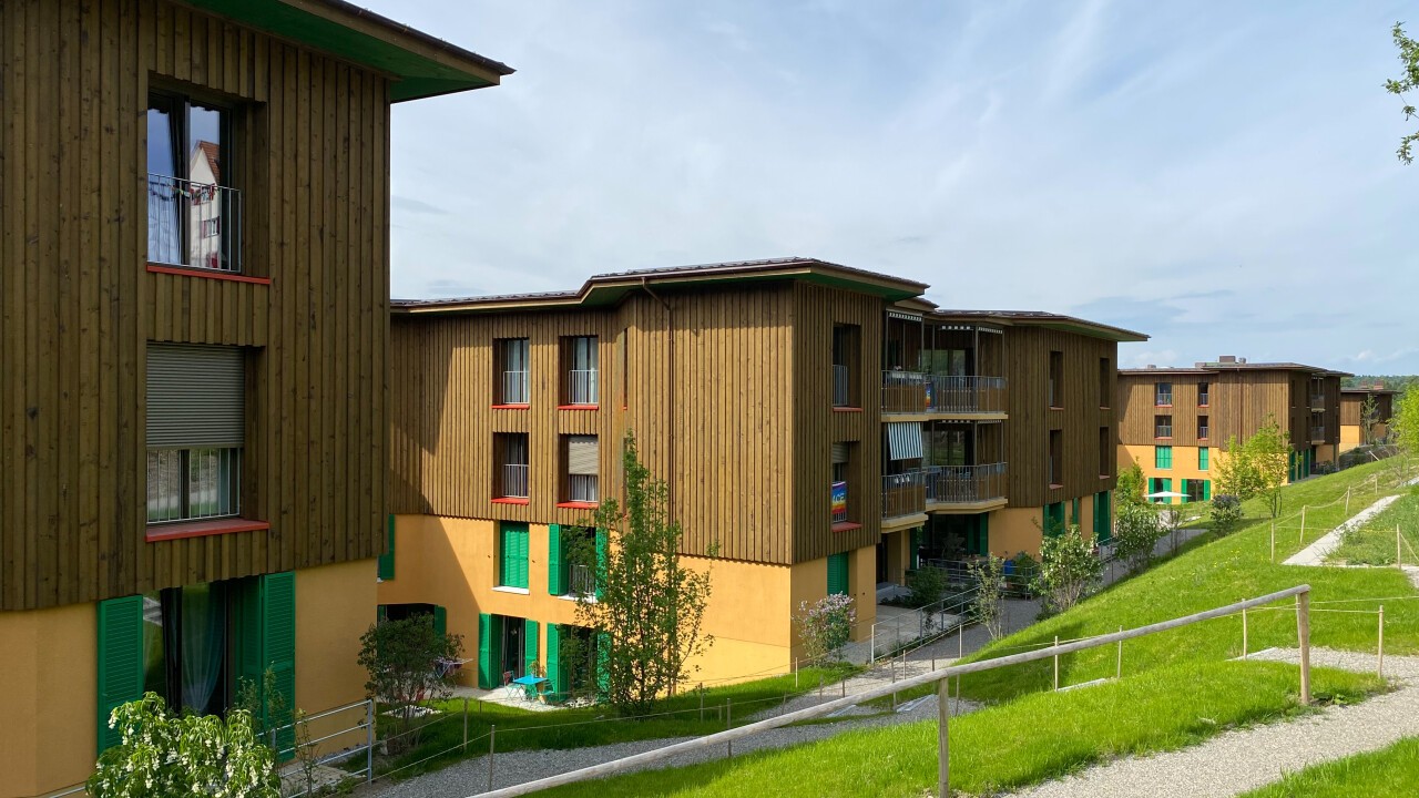 Fassade zum Hang mit Schrebergärten. (Bild: Knakpiewicz & Fickert Architeken)