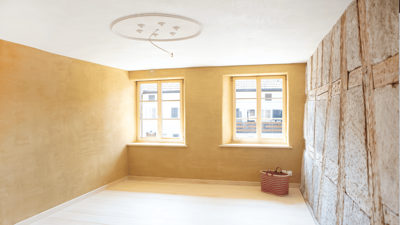 Zimmer mit Lehmputz und freigelegter Riegelwand (Bild: Lea Waser)